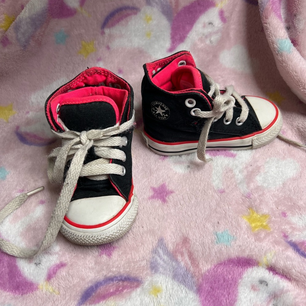 Size 4c pink and black high top converse